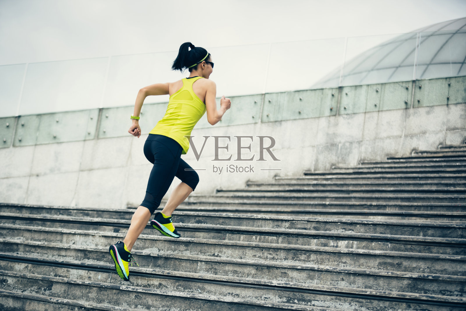 年轻的健身运动女人跑上楼照片摄影图片