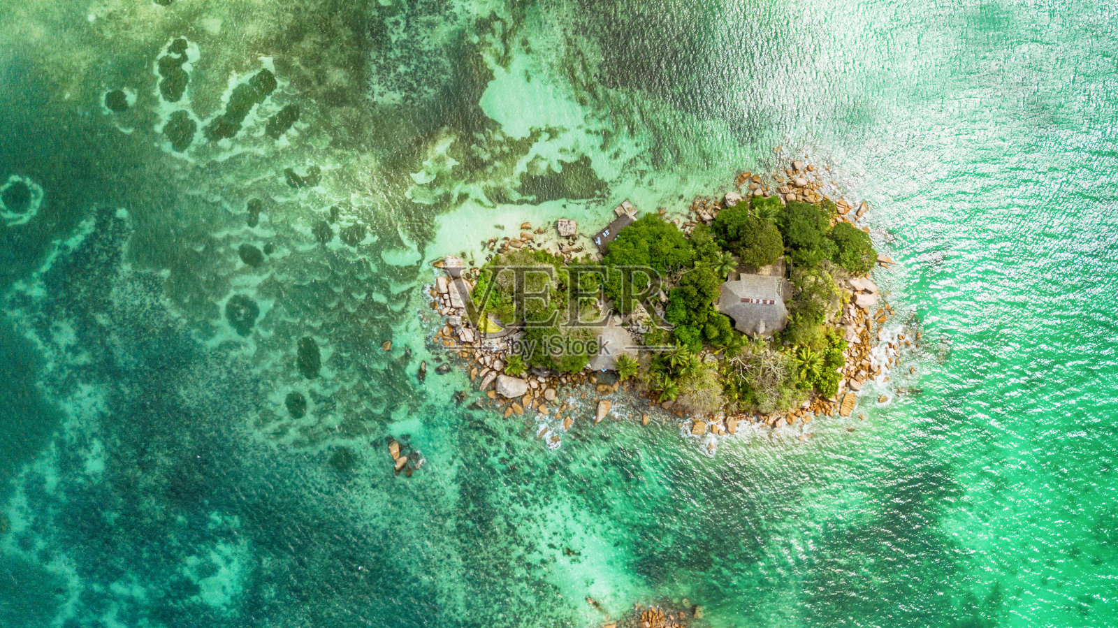 飞过一个小岛——塞舌尔照片摄影图片