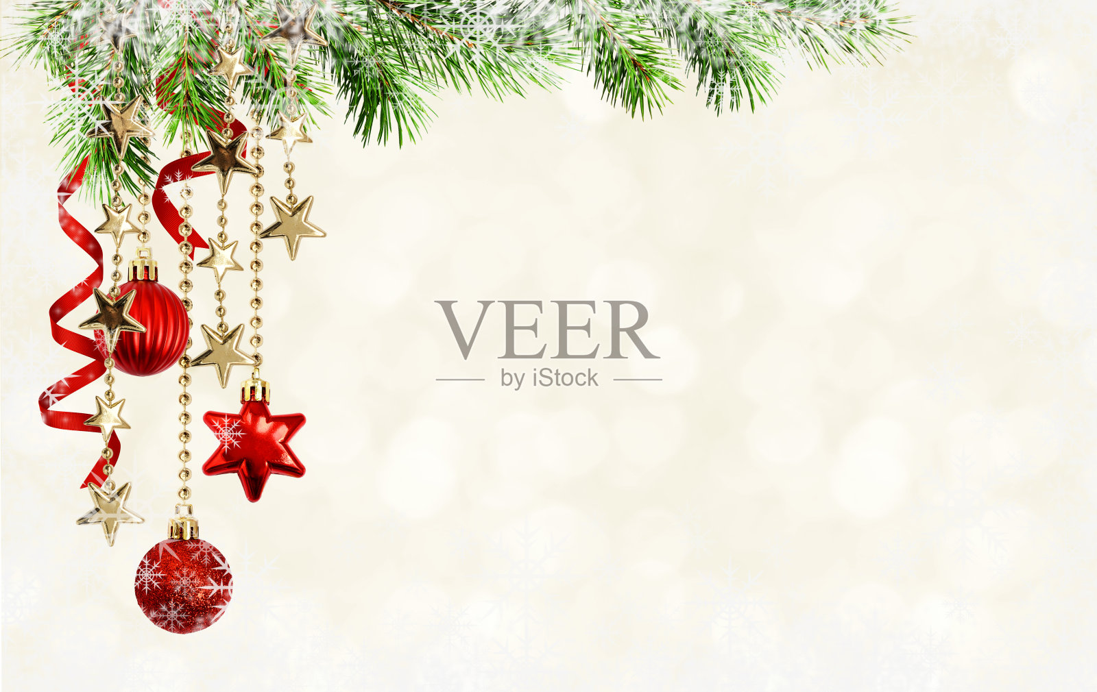 圣诞背景用绿色的松枝，挂红色的装饰品和丝扭丝带照片摄影图片