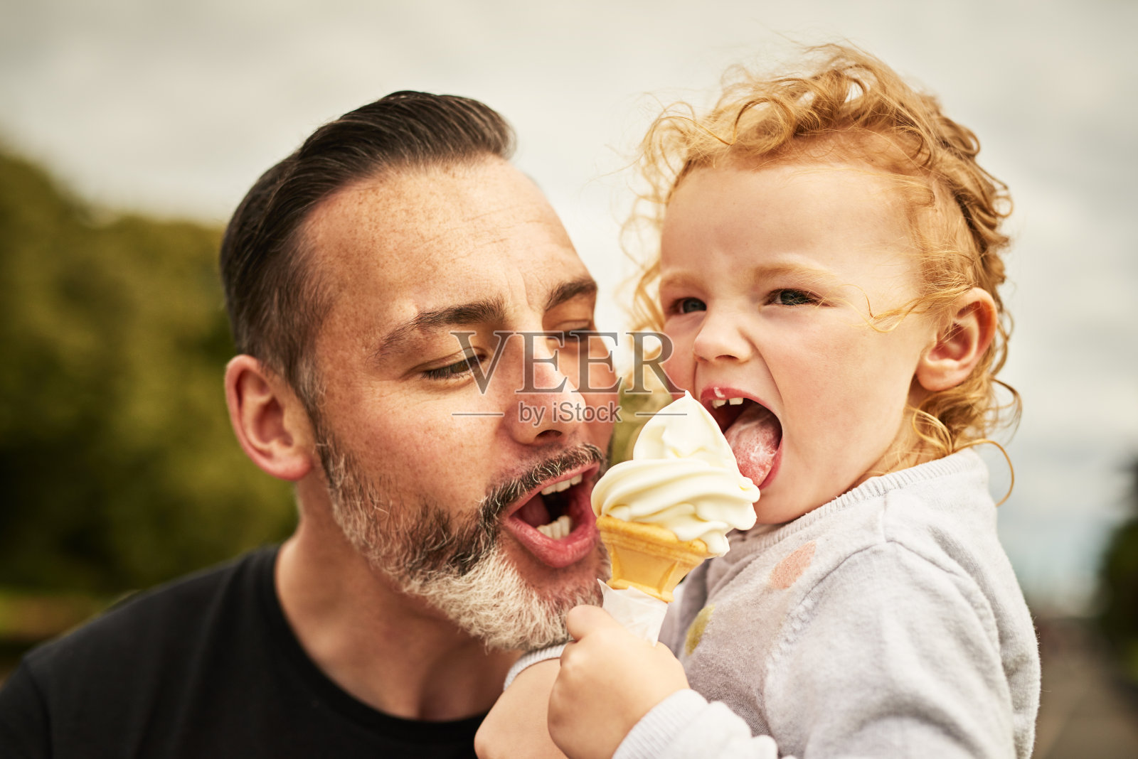 冰淇淋是瞬间的幸福照片摄影图片
