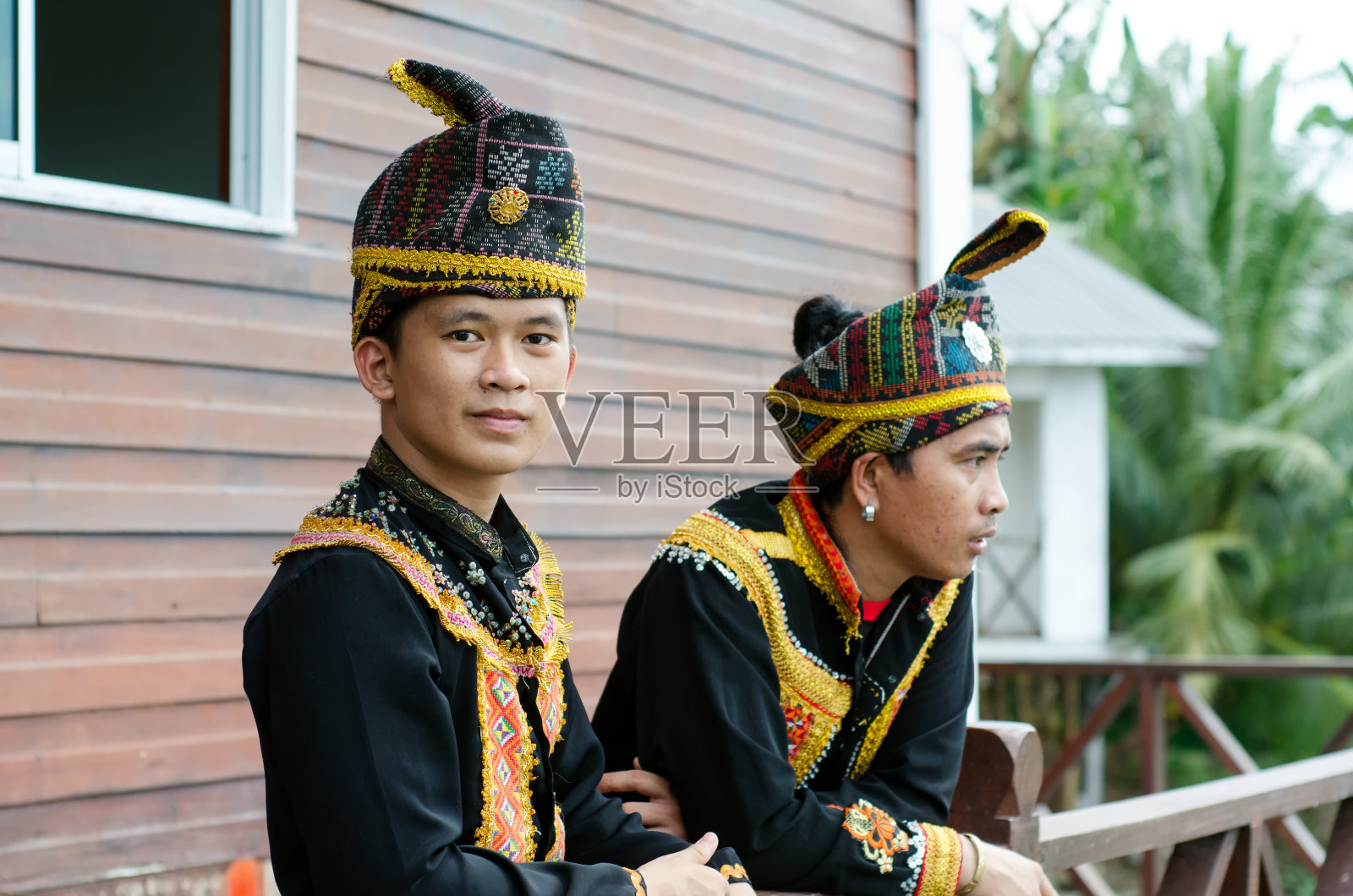 来自沙巴婆罗洲的马来西亚土著男子的传统服装肖像照片摄影图片