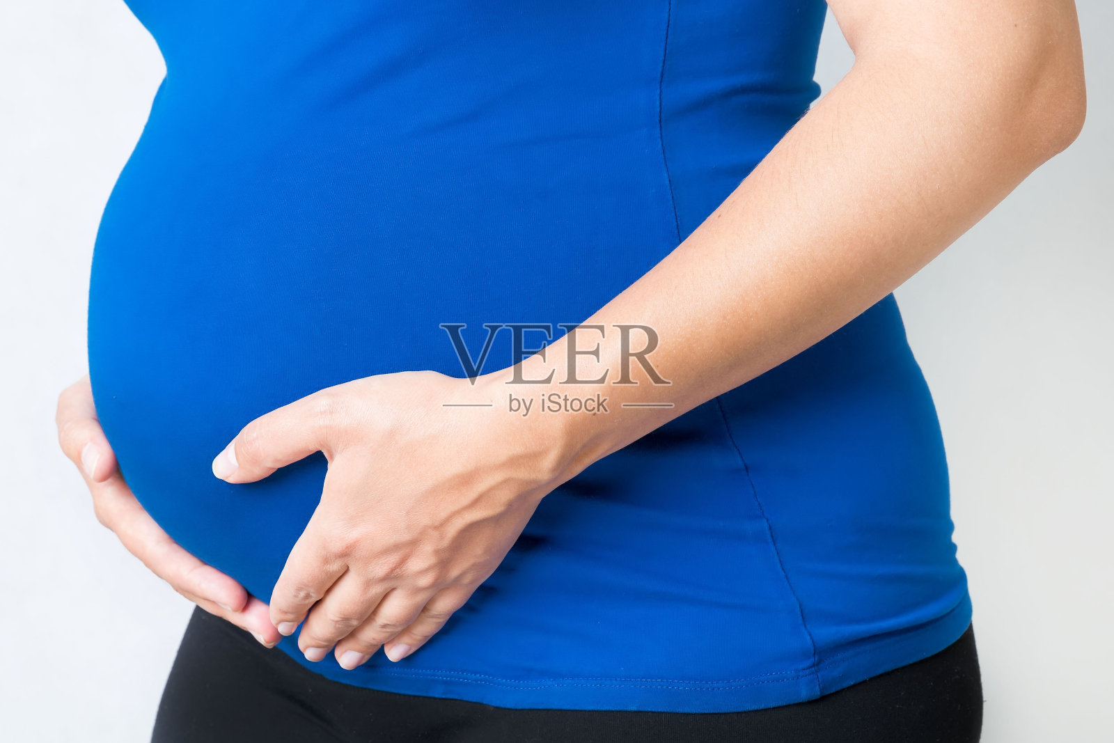 一个孕妇把手放在肚子上照片摄影图片