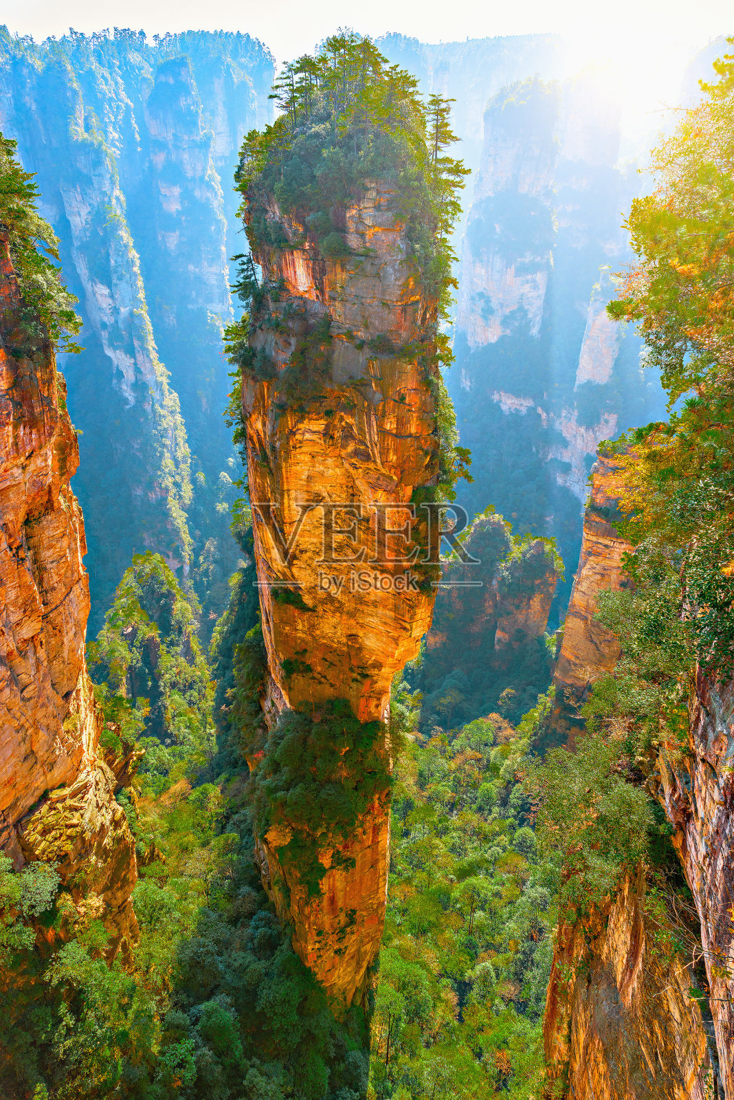 天然石英砂岩柱阿凡达哈利路亚。照片摄影图片