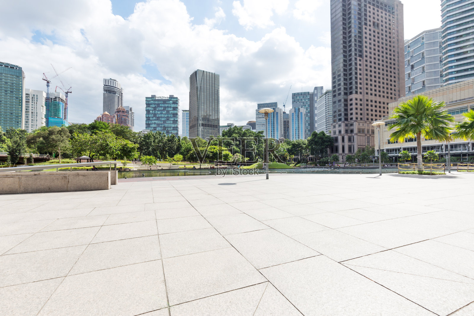 空荡荡的大理石地板在市中心的现代城市照片摄影图片