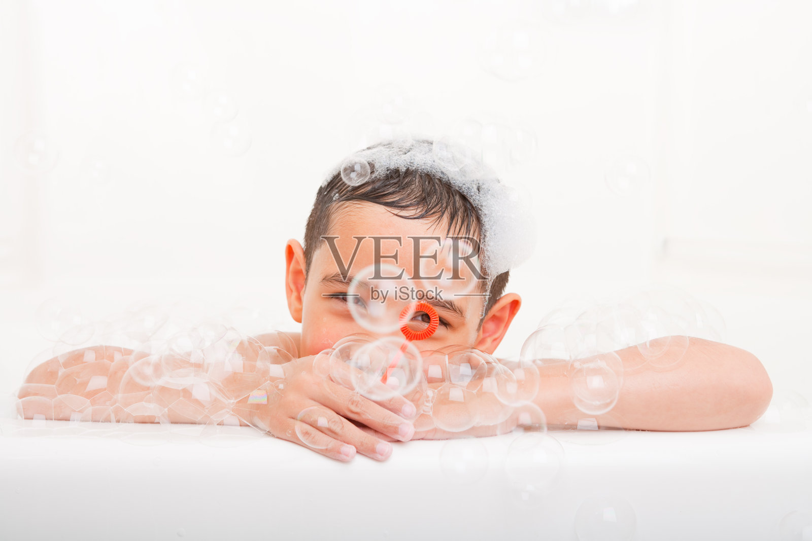 可爱的亚洲男孩正在洗泡泡浴照片摄影图片