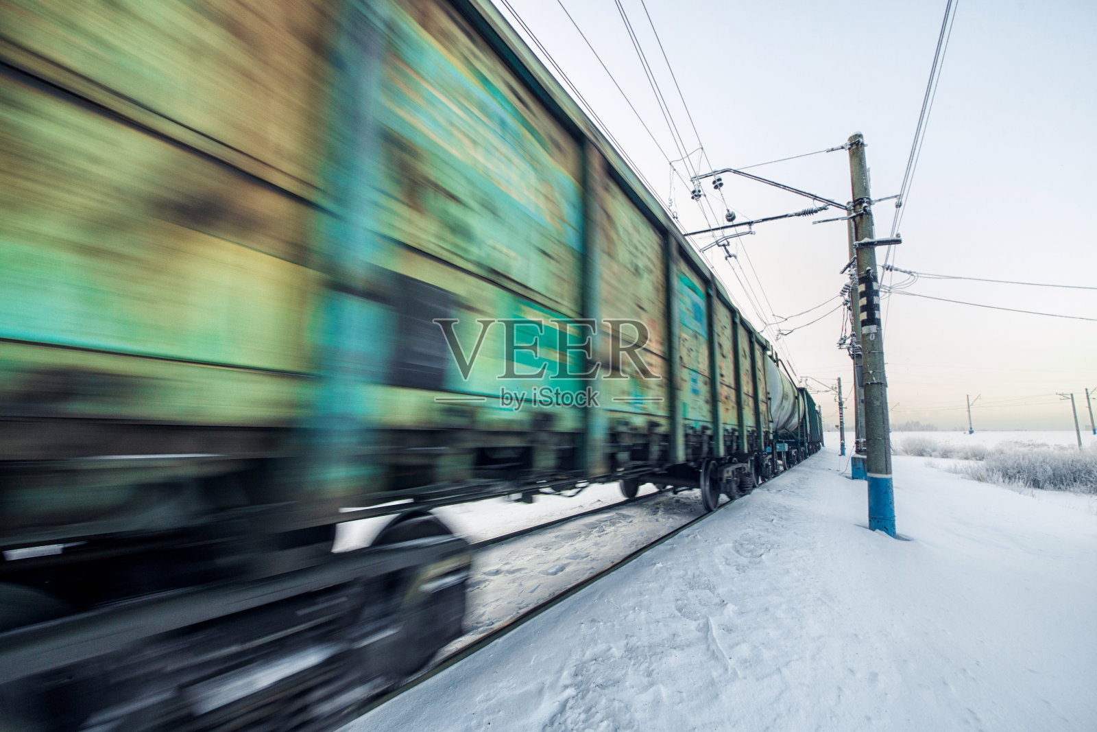 冬季铁路与货运列车。照片摄影图片