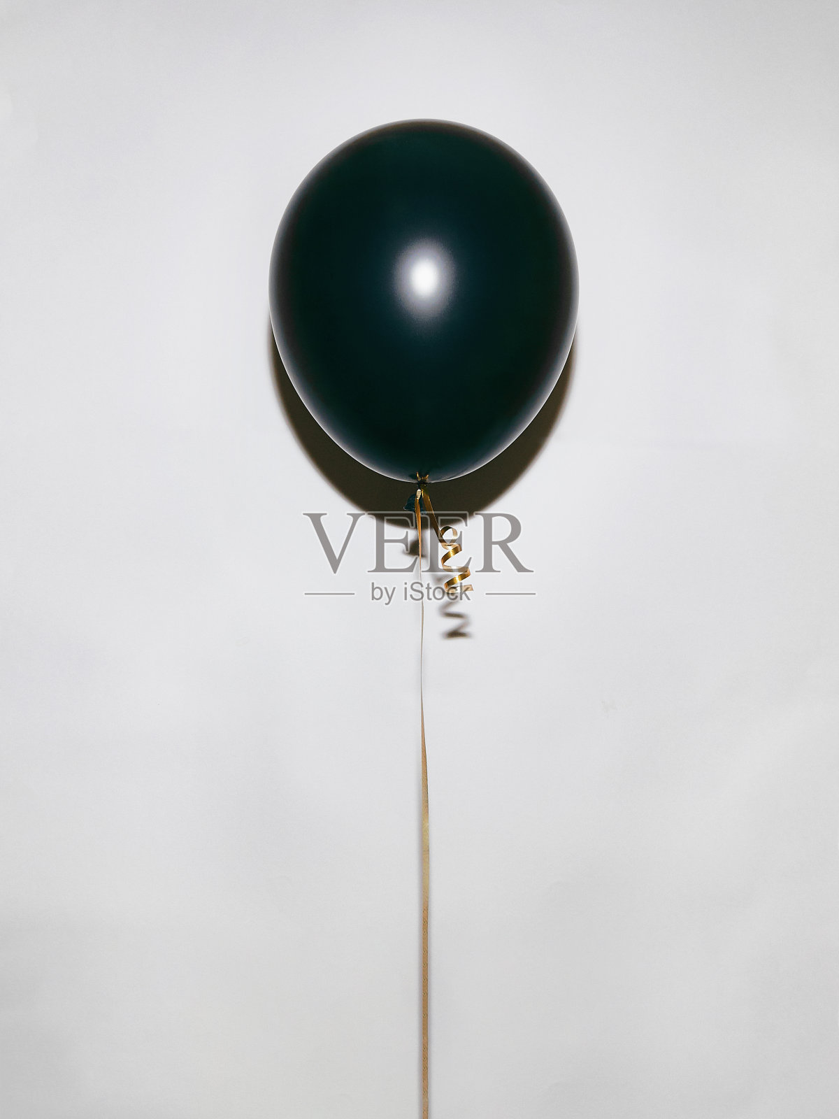 白色背景上的气球照片摄影图片