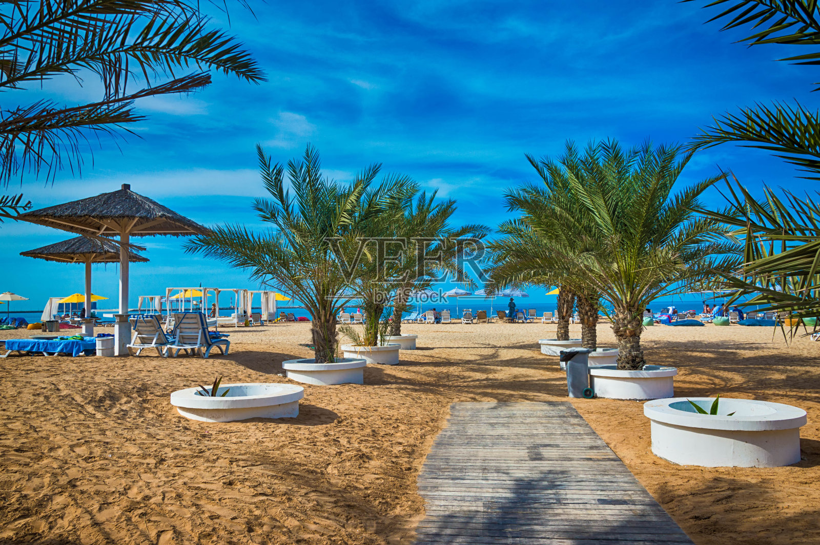 拉斯·阿尔·海玛的海滩，有雨伞和日光浴床。照片摄影图片