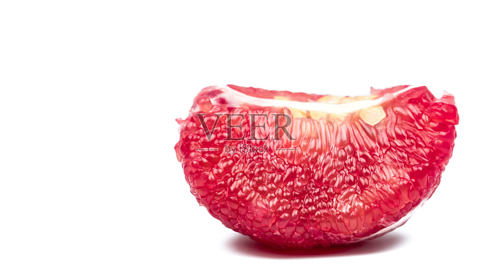 红色的柚子果肉与种子分离在白色背景与修剪路径。泰国暹罗红宝石柚子果实。维生素C(抗氧化剂)和钾的天然来源。减缓衰老的健康食物照片摄影图片