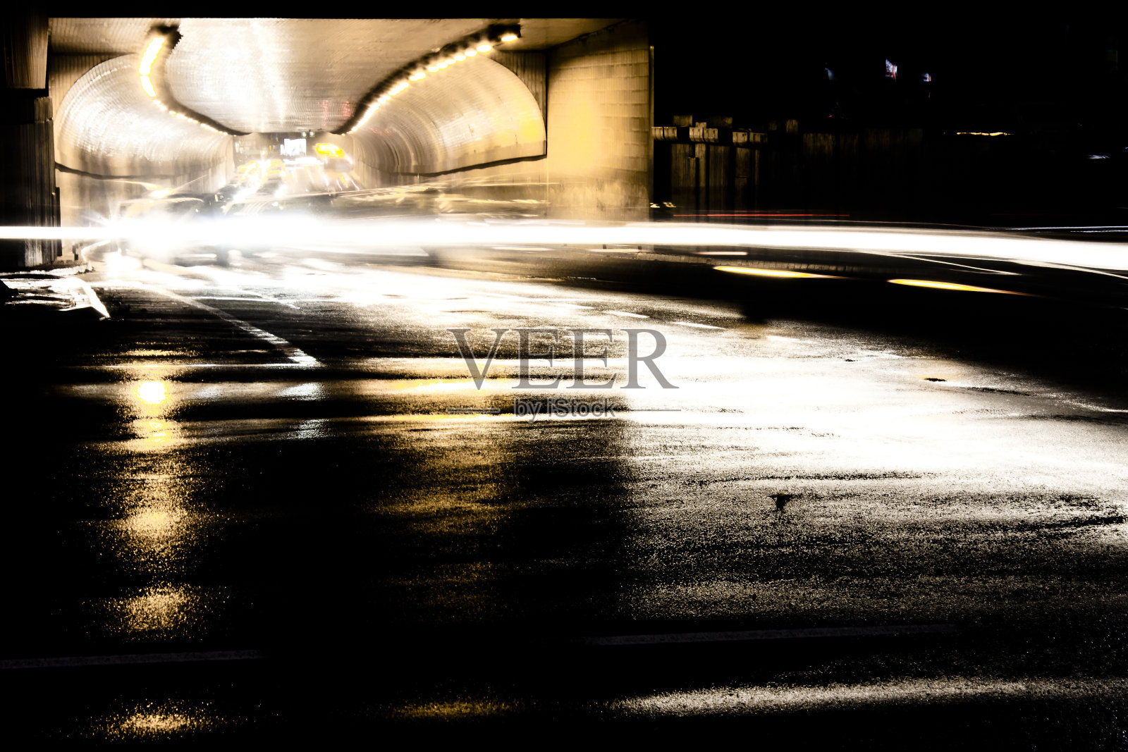 摘要雨天城市街道和隧道的夜间交通照片摄影图片