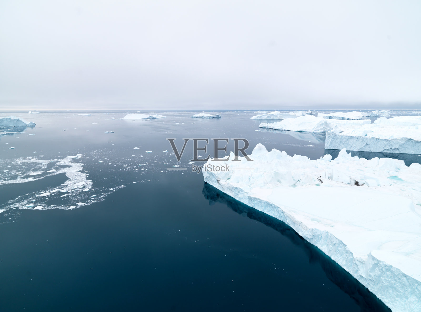 格陵兰岛北冰洋冰山的鸟瞰图照片摄影图片