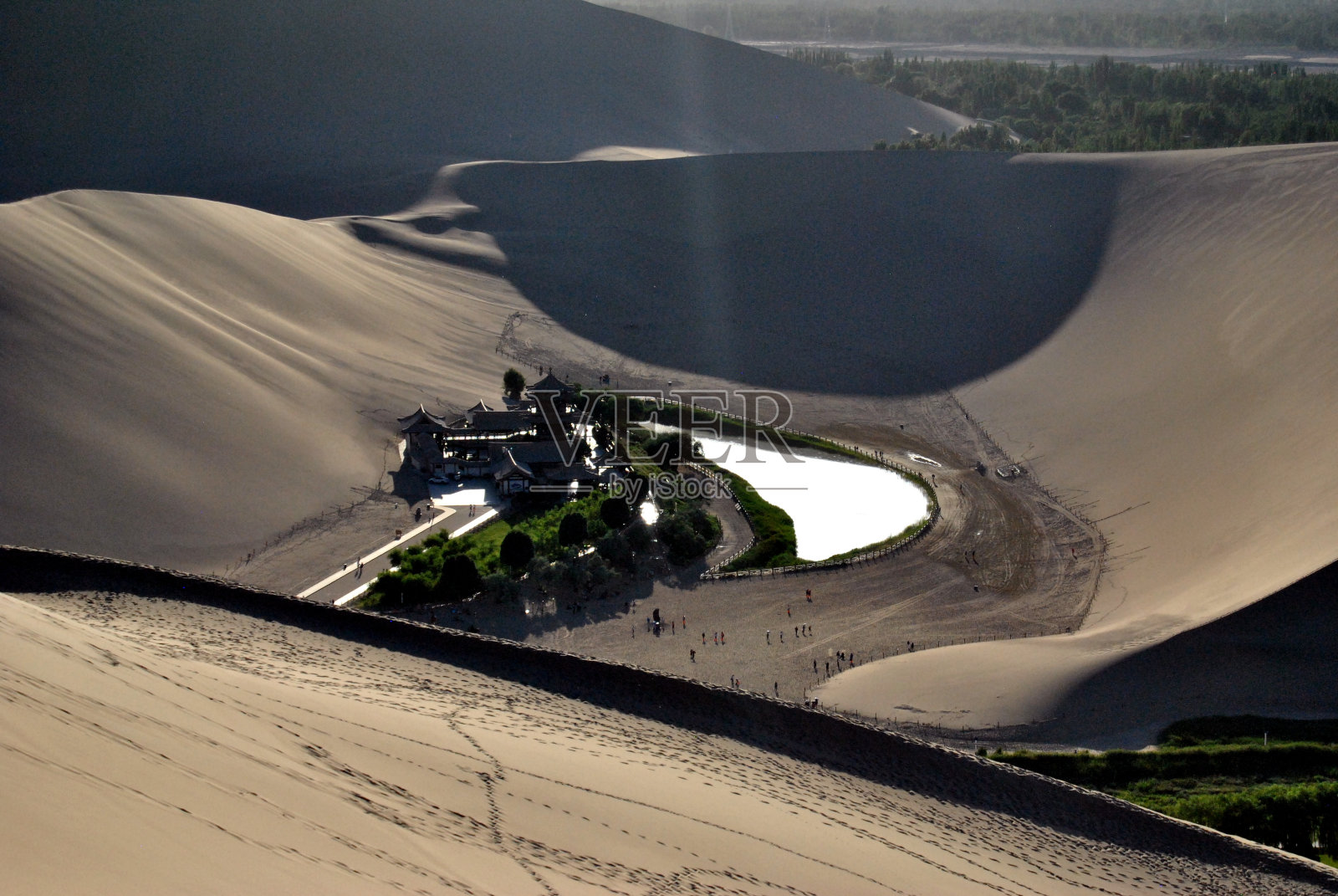 中国甘肃省敦煌市鸣沙山沙丘上的月牙湖照片摄影图片