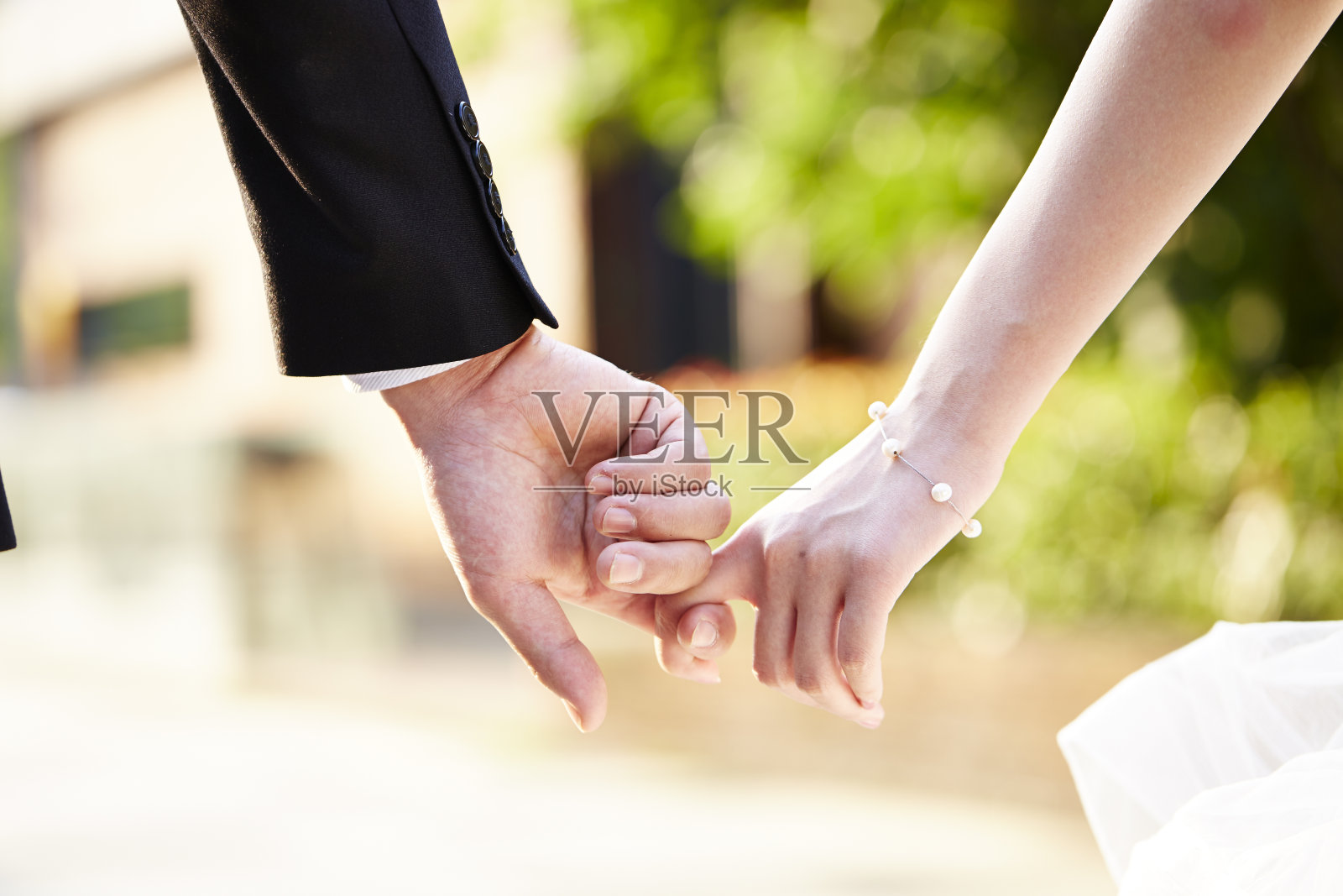 年轻夫妇手牵着手散步照片摄影图片