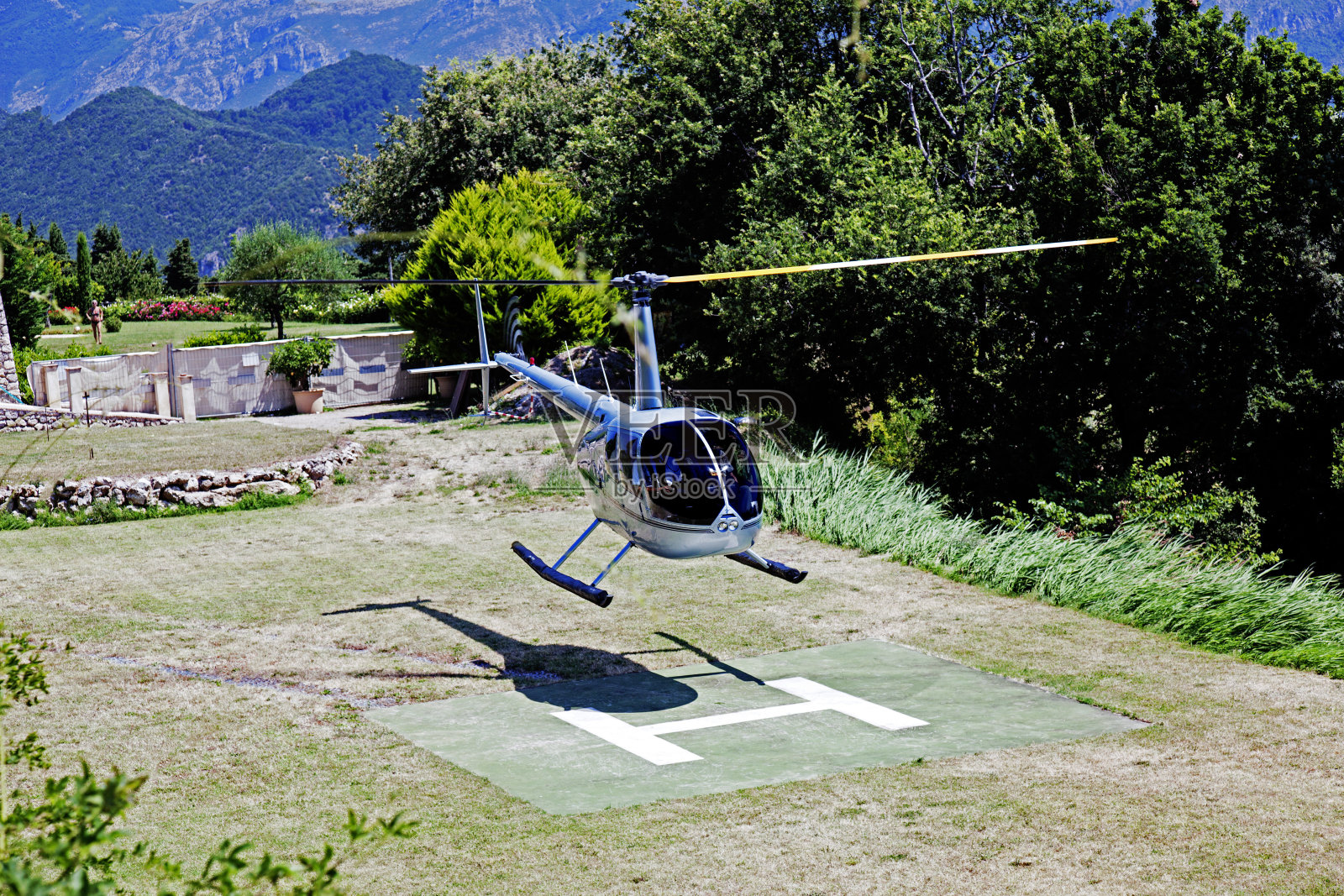一架飞行的直升机将游客带到意大利拉韦洛的一家美丽的豪华酒店照片摄影图片