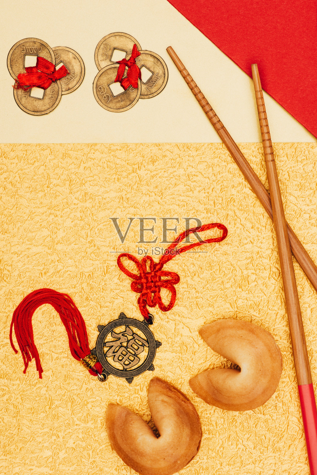 这是中国新年的概念，上面有幸运饼干和筷子照片摄影图片