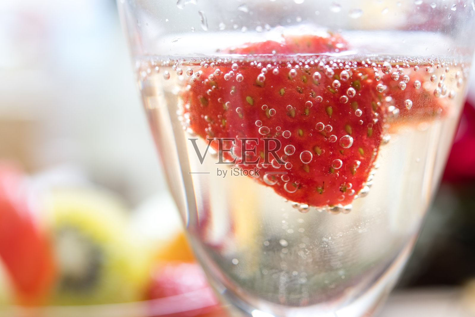 草莓香槟。照片摄影图片