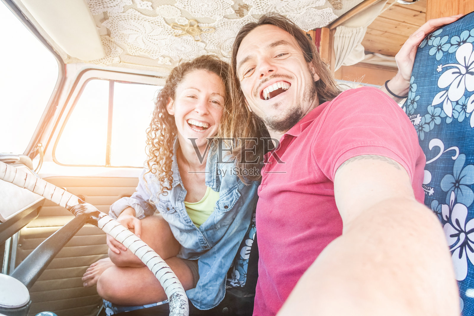 快乐的夫妇在小货车里进行公路旅行-成年人在暑假环游世界的自拍-旅行，科技，爱情和面包车生活理念-关注男人的脸照片摄影图片