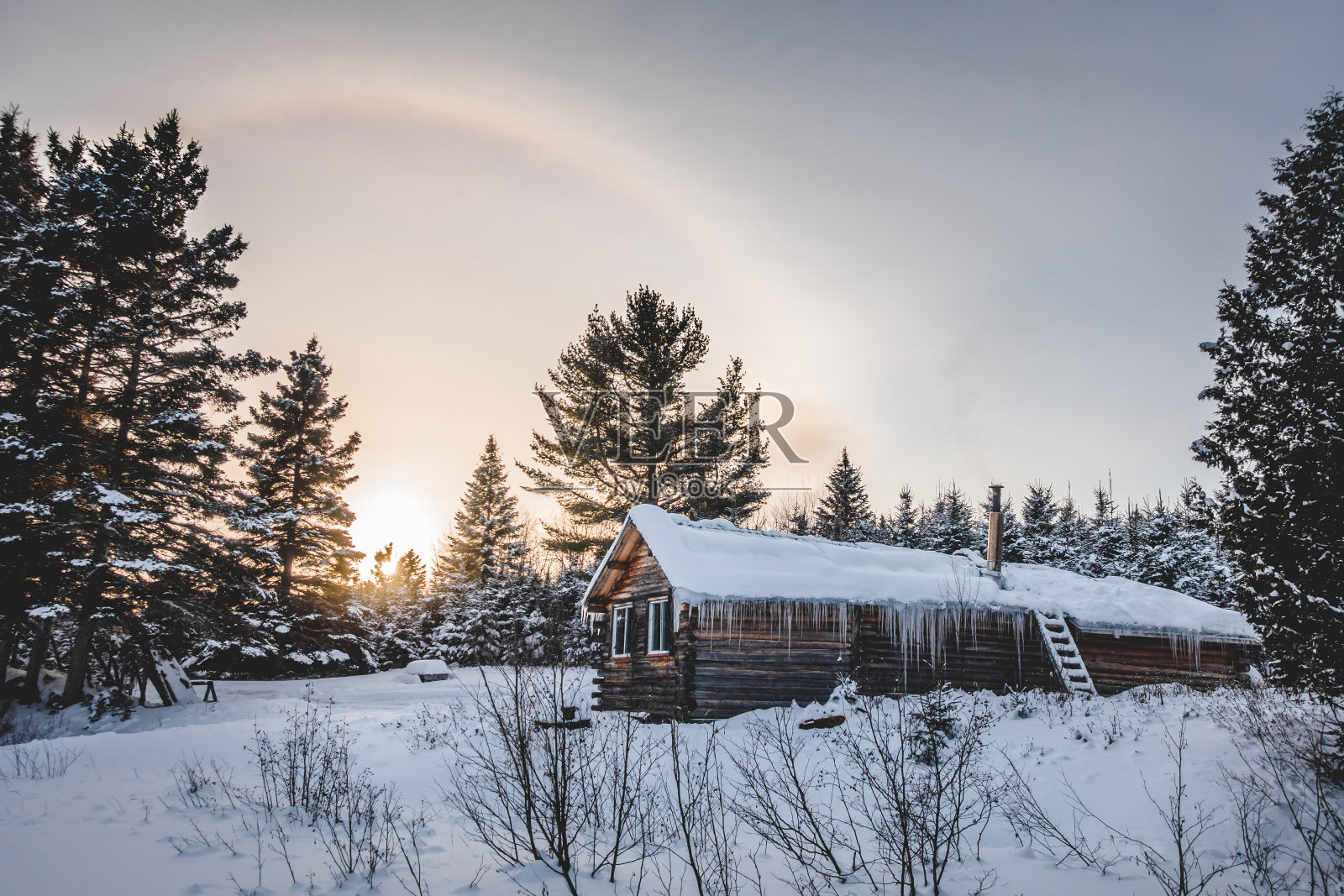 加拿大圆原木木屋在冬天照片摄影图片