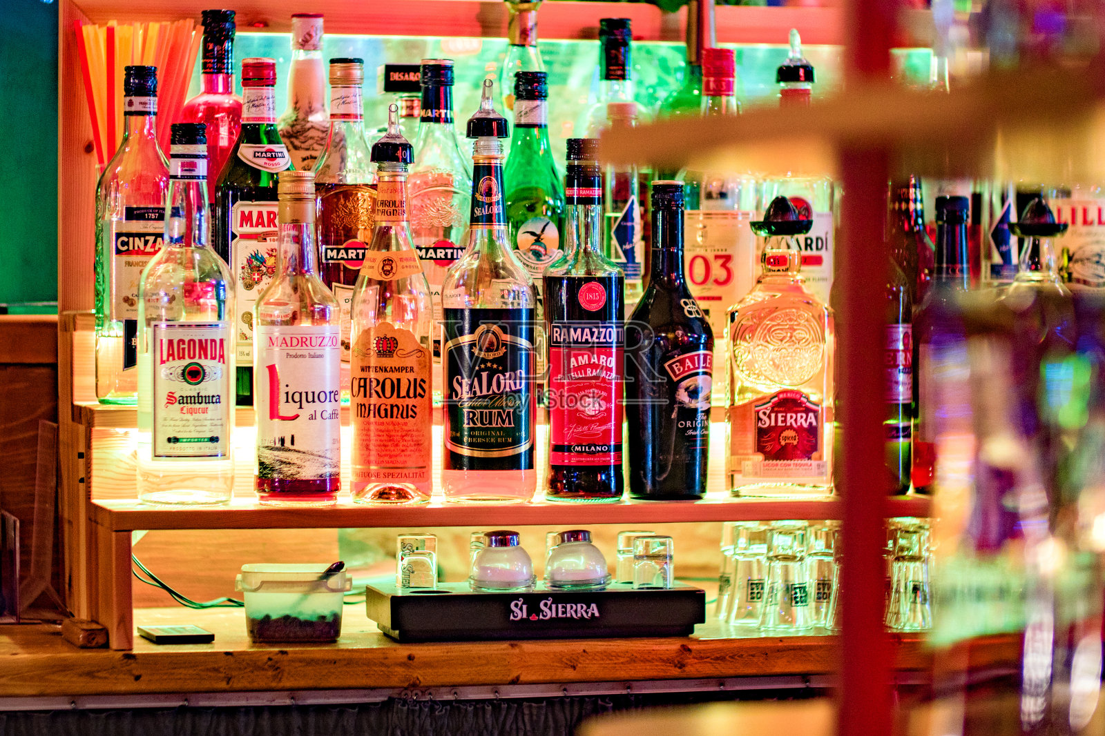 酒吧里点着各种各样的酒瓶照片摄影图片