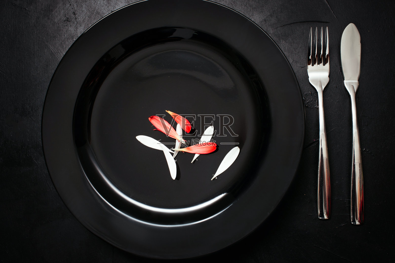 单盘餐具黑色背景照片摄影图片