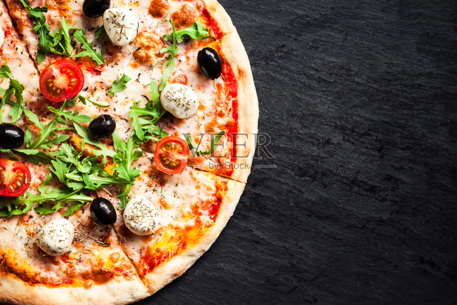 黑色混凝土背景下的热披萨与融化的马苏里拉奶酪和番茄。《准备吃的披萨》(Pizza Ready to Eat)， Copyspace照片摄影图片