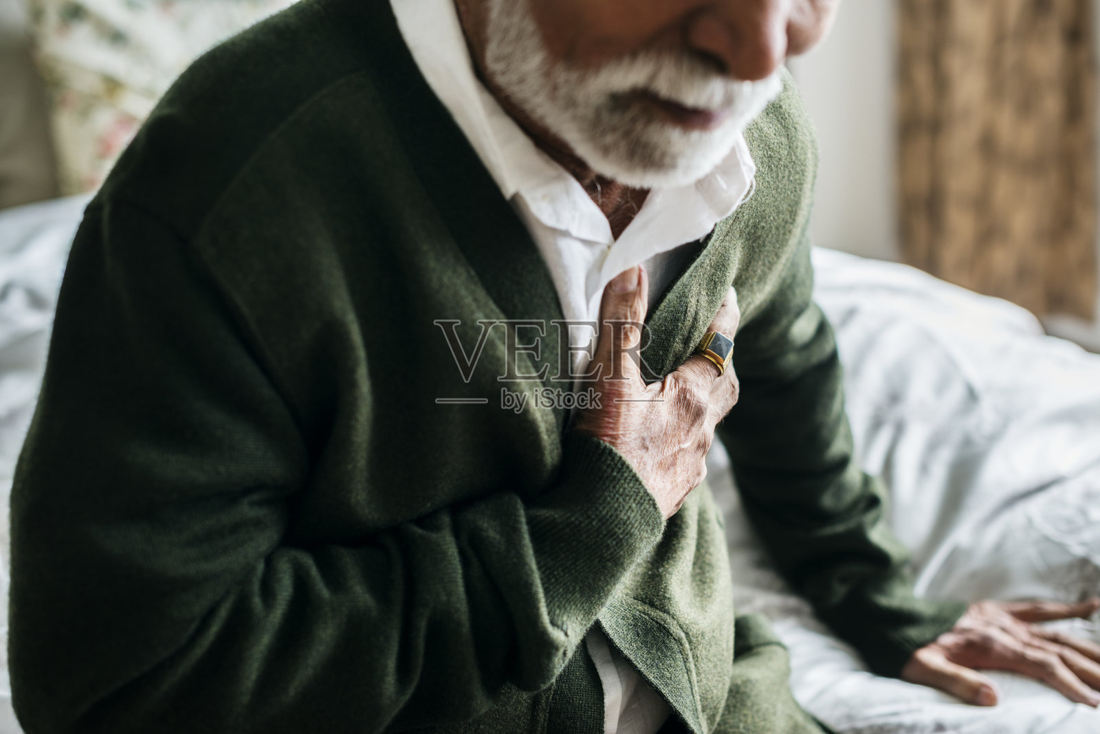 一位患有心脏病的印度老人照片摄影图片