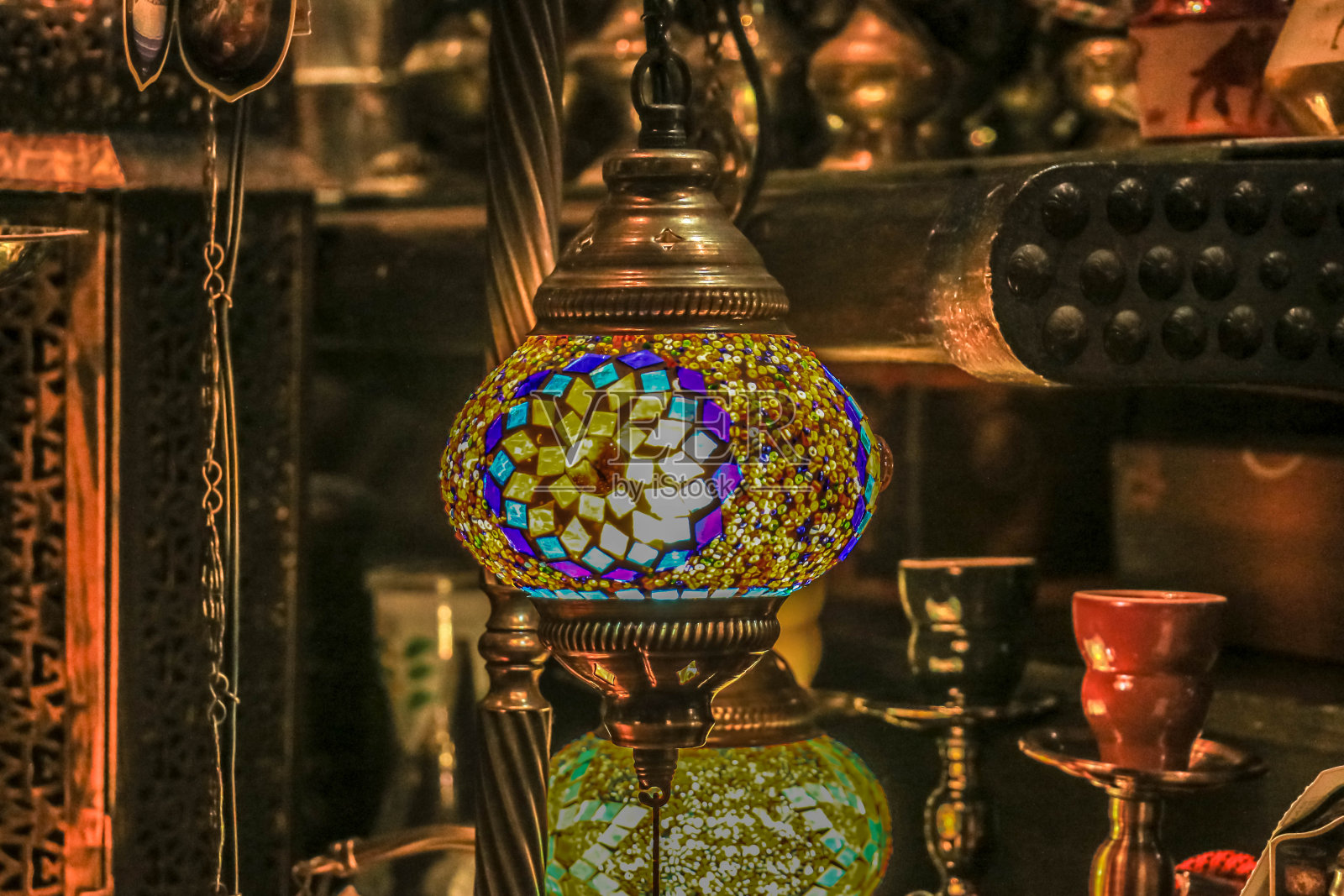 阿拉伯联合酋长国迪拜地球村土耳其馆传统明亮的装饰灯和色彩鲜艳的彩灯照片摄影图片