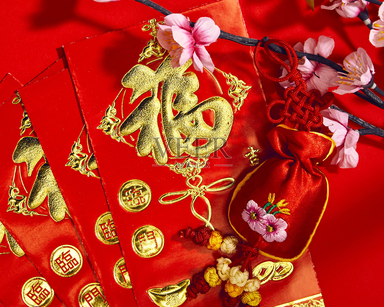 梅花配红包，红布袋，中国人的拜物教(洋文寓意祝福)照片摄影图片