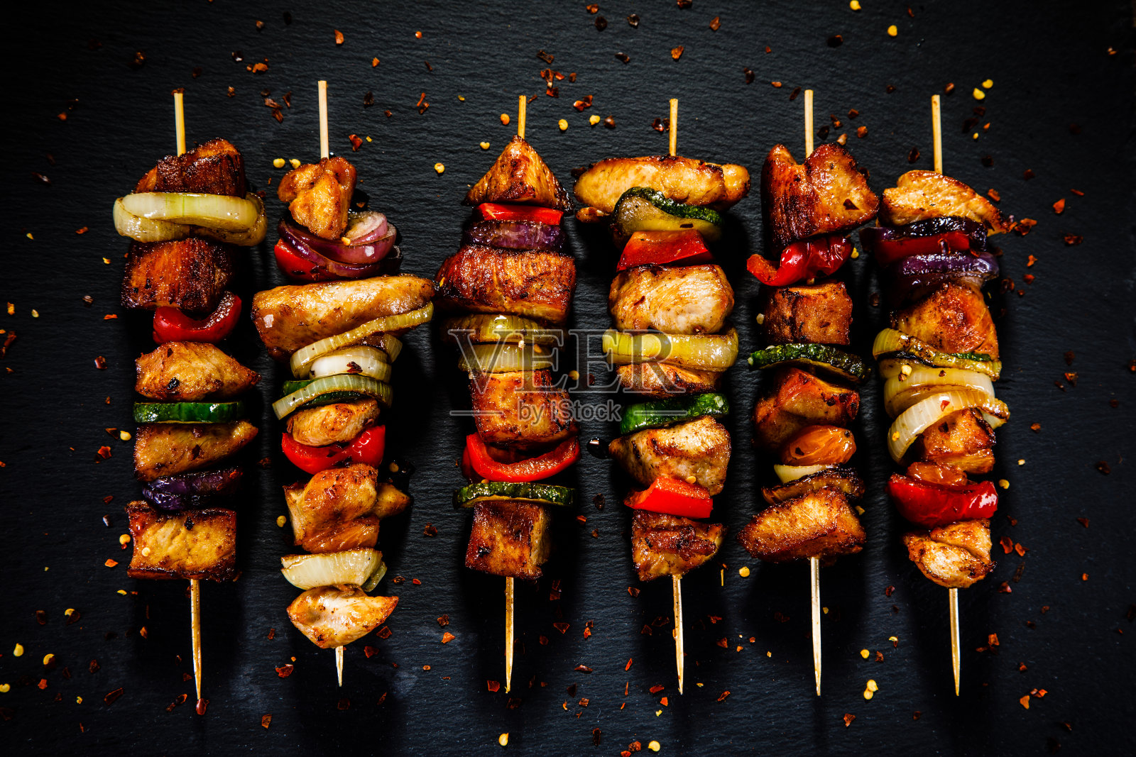 烤肉串——木制背景上的烤肉和蔬菜照片摄影图片