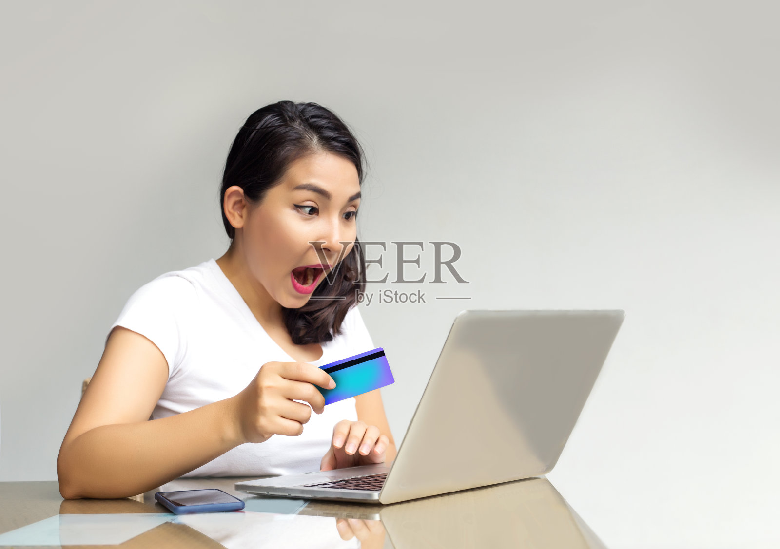快乐的亚洲女人在网上购物照片摄影图片