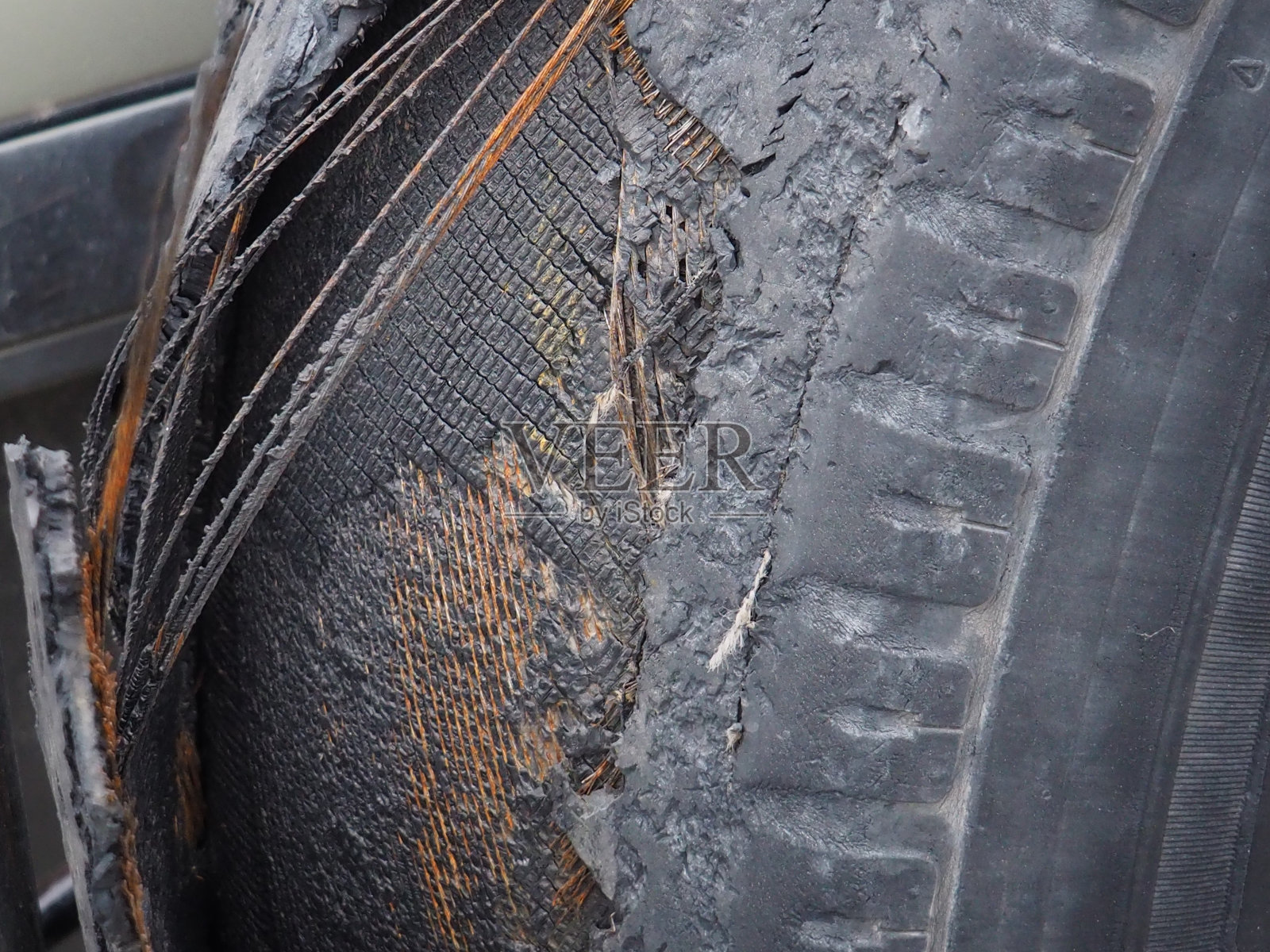 换轮胎轮胎磨损了。为了驾驶的安全，从长远来看恶化。而轮胎爆炸问题就是原因之一。道路交通事故照片摄影图片