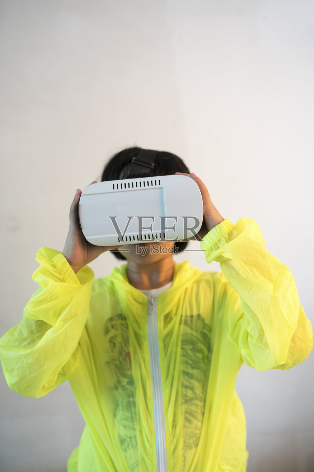 白墙前戴着VR头盔的女孩照片摄影图片