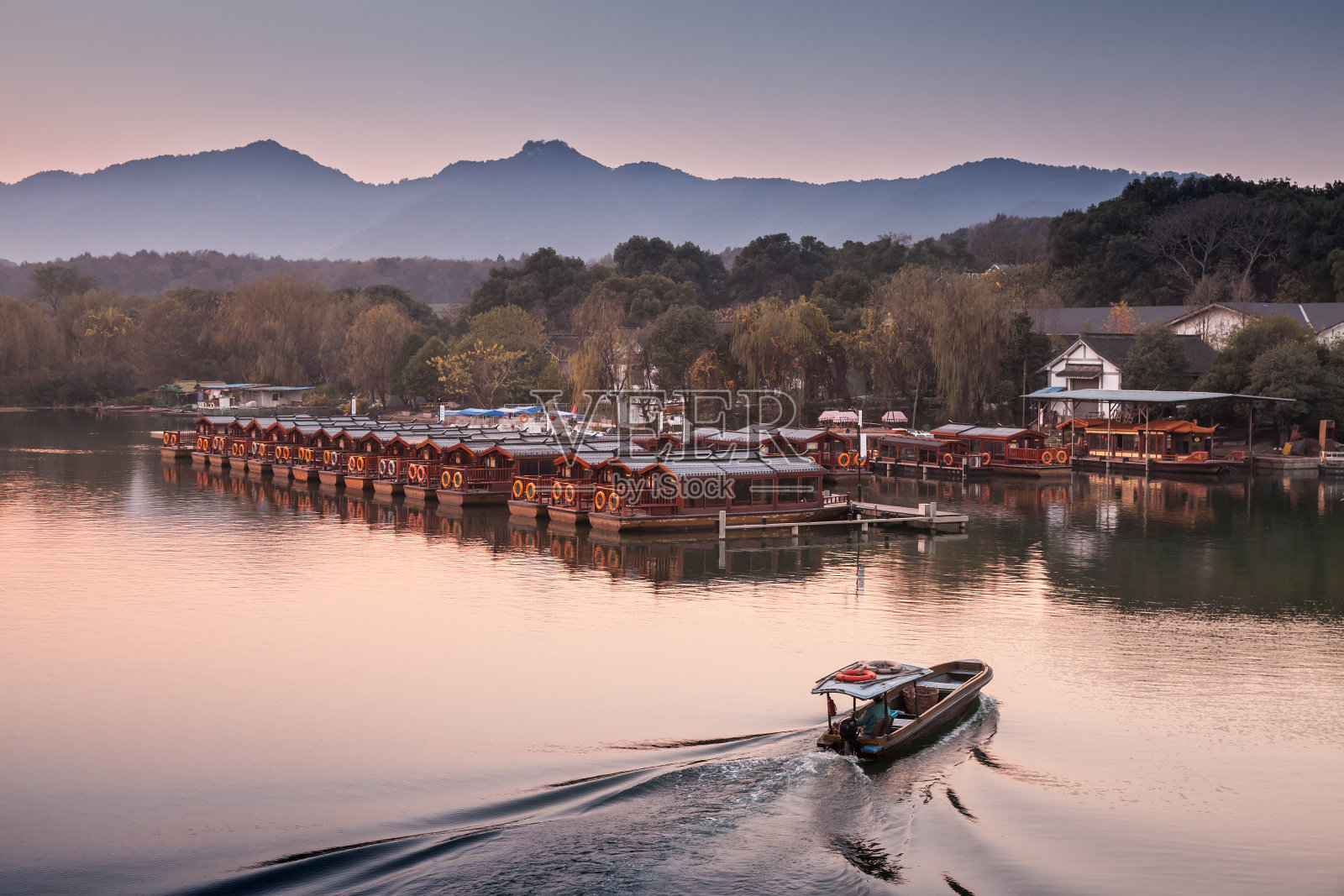 中国夜景与渔船照片摄影图片