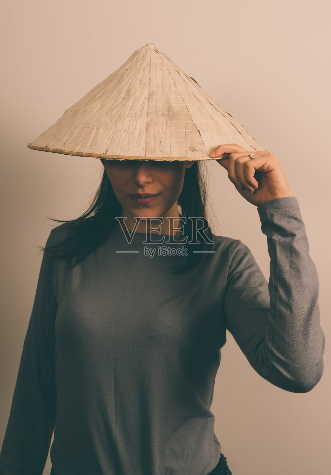 戴亚洲草帽的妇女照片摄影图片
