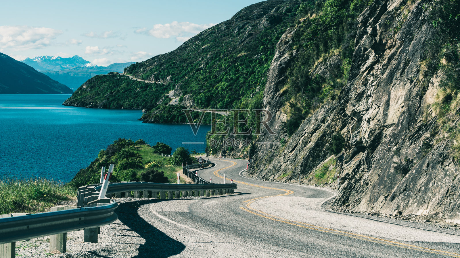 蜿蜒的道路沿山崖和湖照片摄影图片