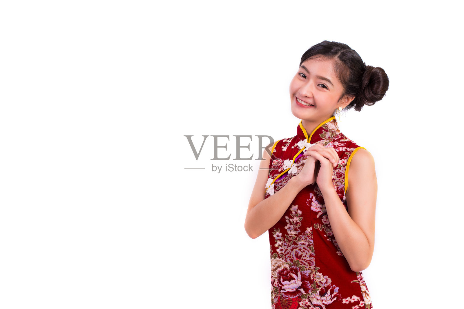年轻的亚洲美女穿着旗袍和祝福或问候手势在中国新年节日活动在孤立的白色背景。假日和生活方式的概念。旗袍穿照片摄影图片