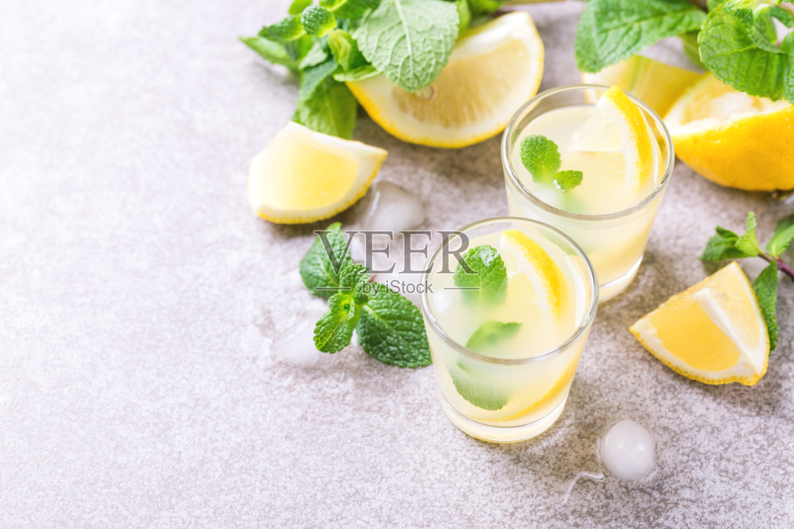 意大利柠檬酸橙利口酒，柠檬酒加冰和薄荷照片摄影图片