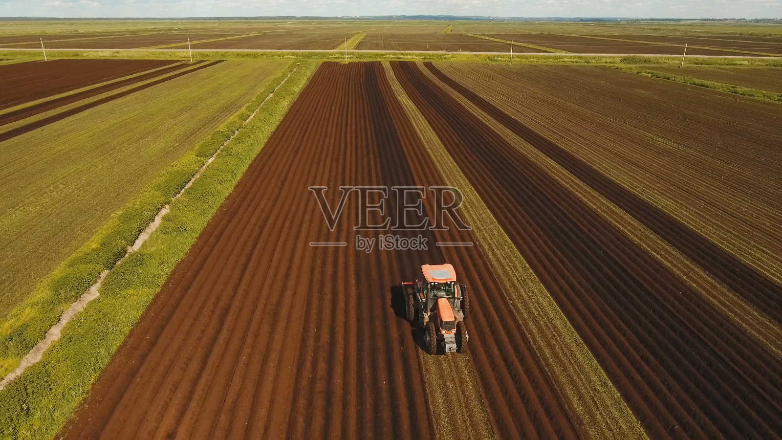 拖拉机在田里耕种土地照片摄影图片