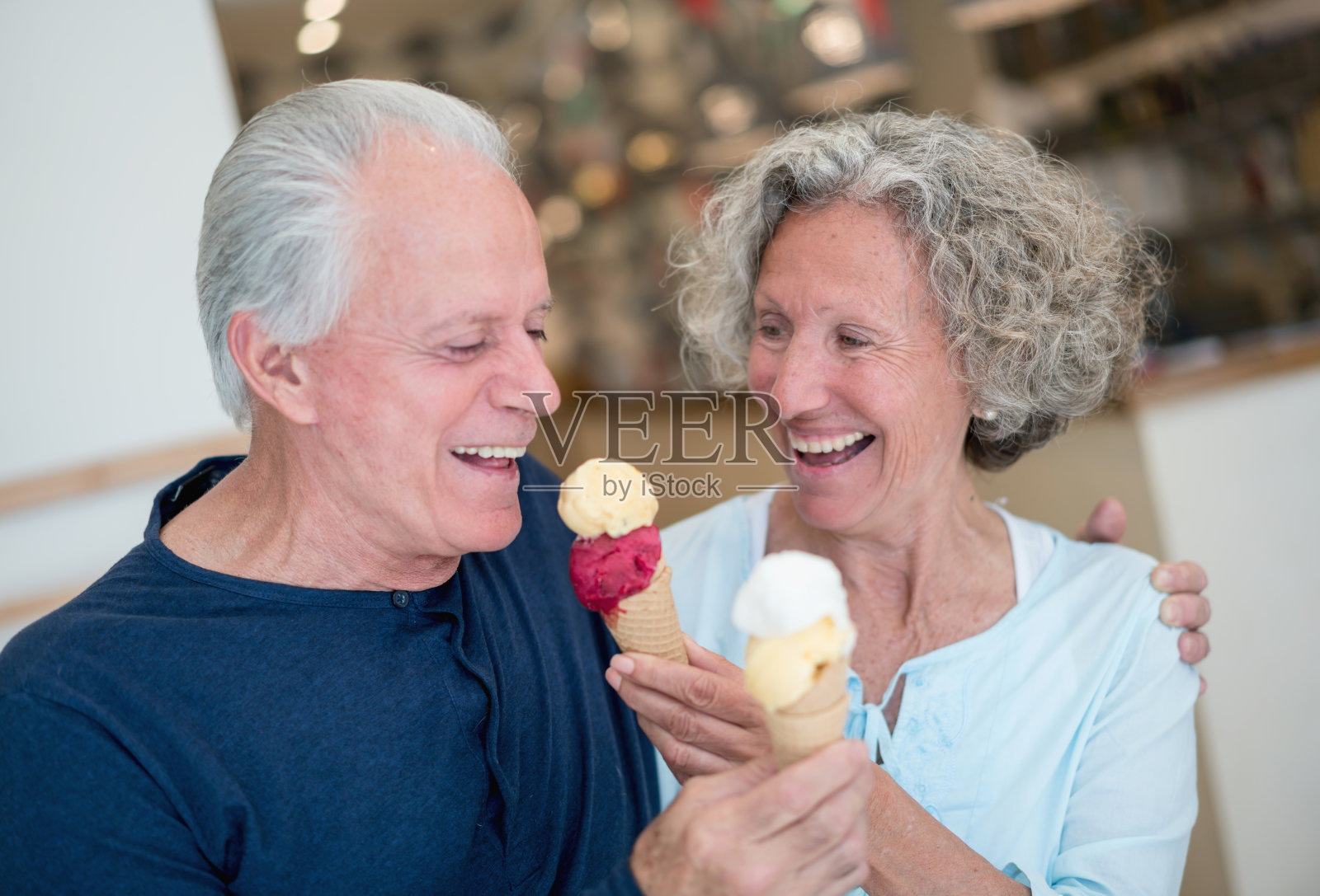 学长们在冰淇淋店约会，分享冰淇淋，看起来很开心照片摄影图片