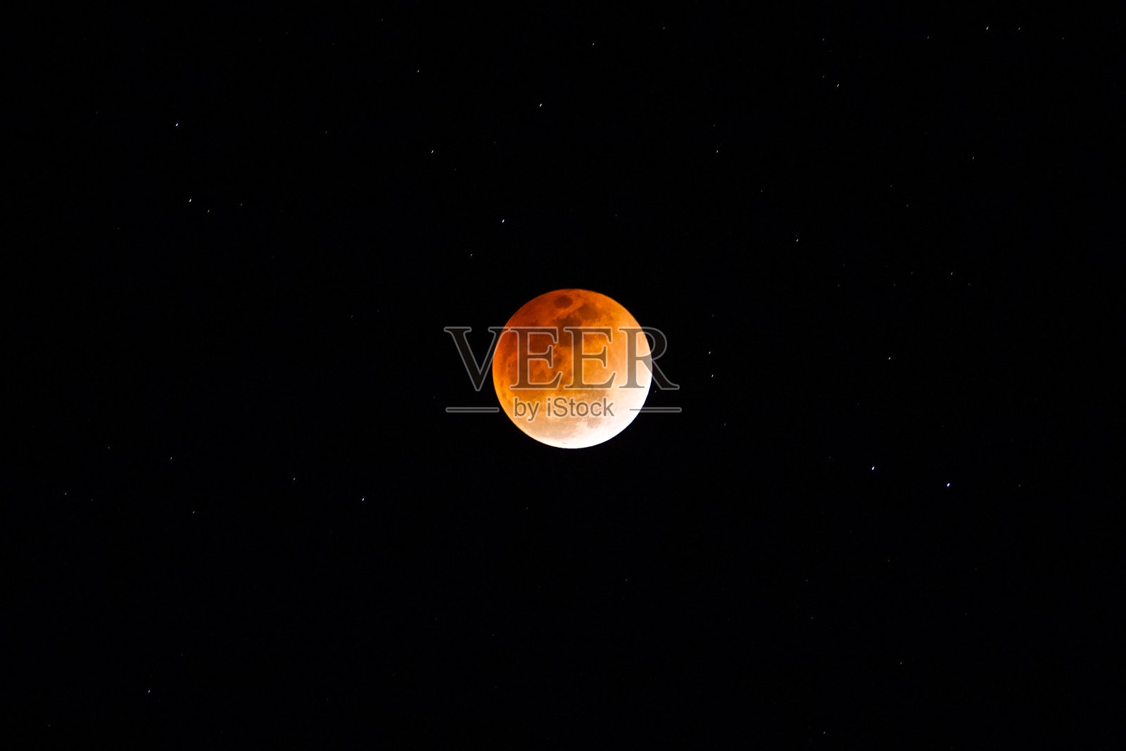 红色月亮的月全食。照片摄影图片