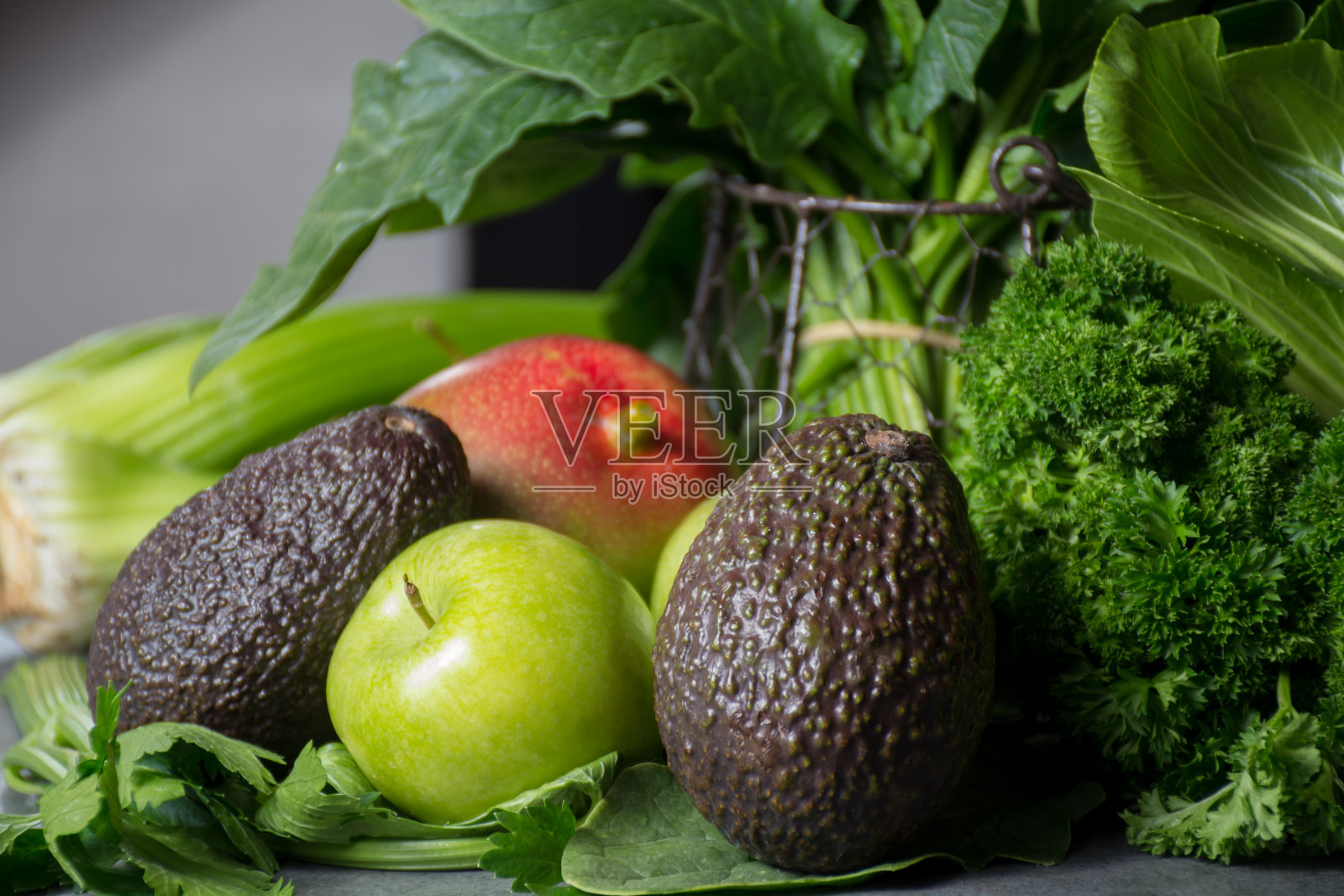 新鲜的绿色蔬菜和水果，成分膳食健康排毒奶昔或沙拉照片摄影图片