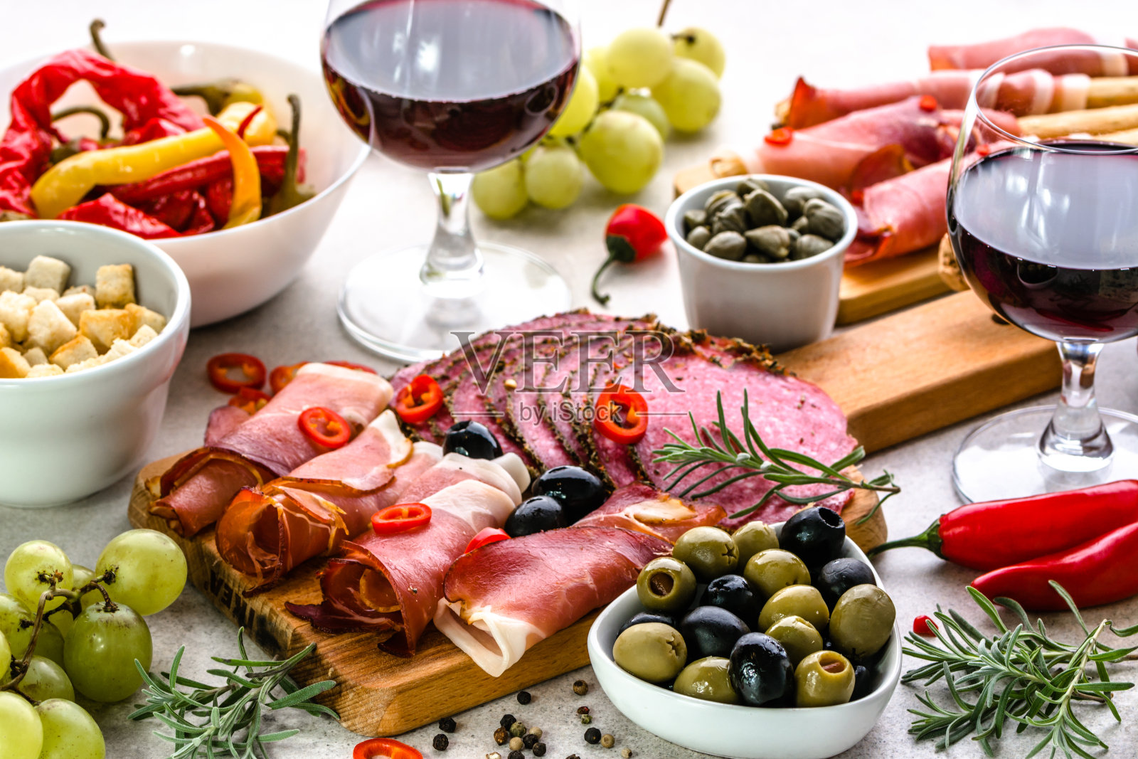 餐厅与西班牙小吃，葡萄酒和食物从西班牙，选择的开胃菜和传统菜肴在桌子上照片摄影图片