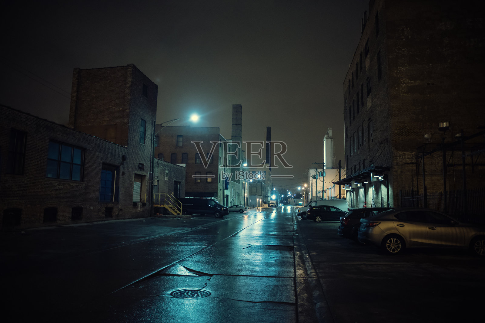 雾蒙蒙的工业城市街道夜景芝加哥的老式仓库，工厂和烟囱雨后。照片摄影图片