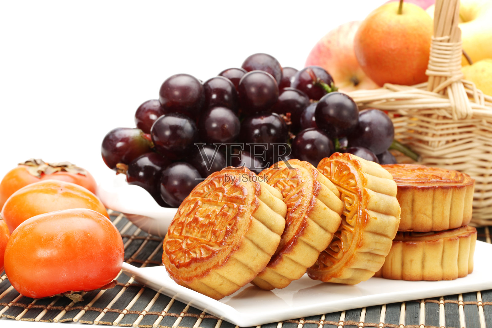 月饼，水果，柿子，苹果，橘子近距离在白色的背景照片摄影图片
