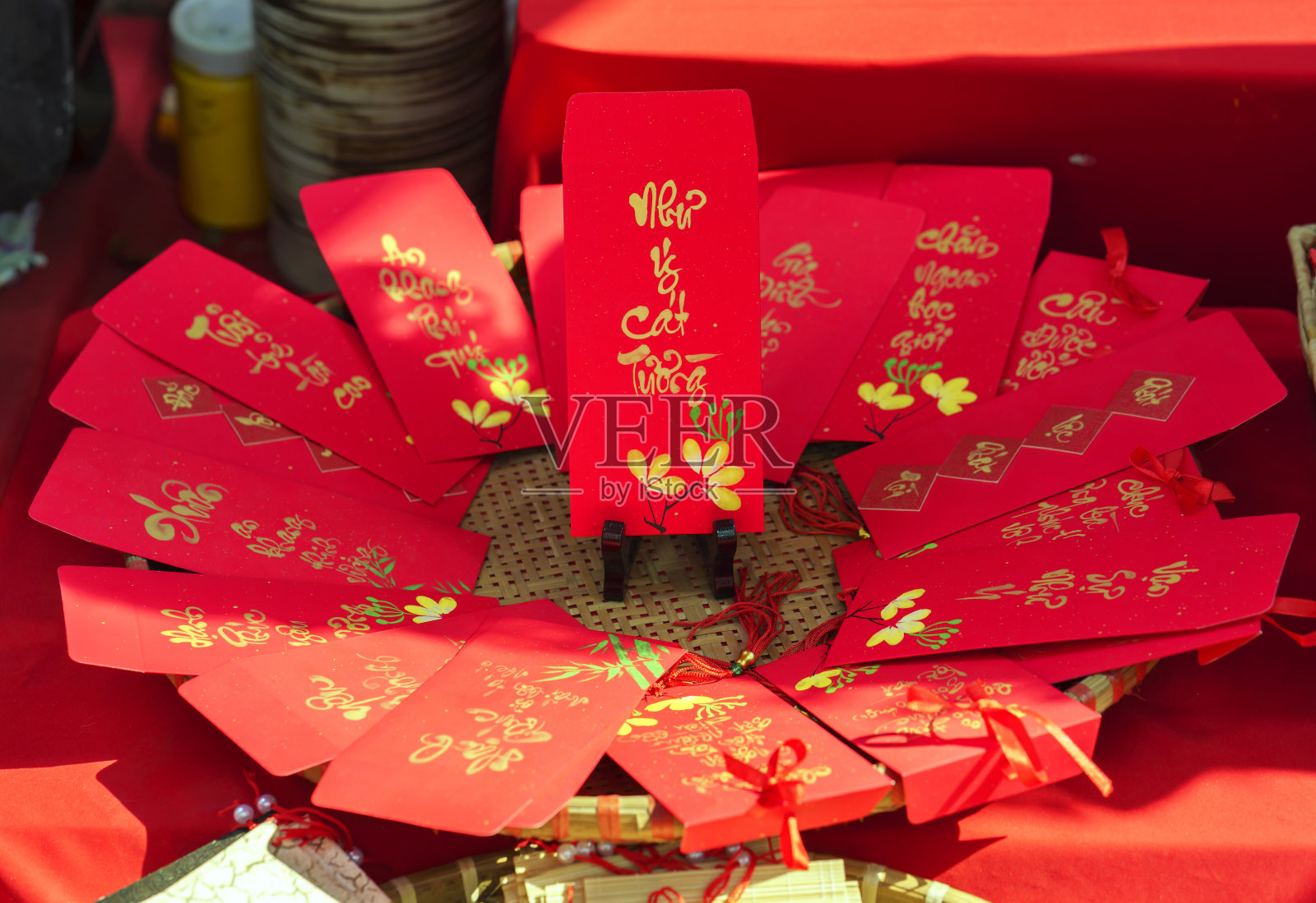 越南的农历新年书法红包，上面写着“功德、财运、长寿”照片摄影图片
