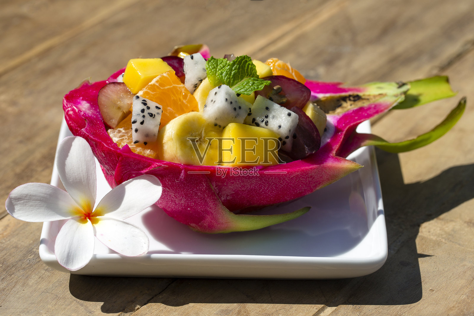 新鲜热带水果沙拉火龙果皮-健康早餐，减肥理念。泰国照片摄影图片