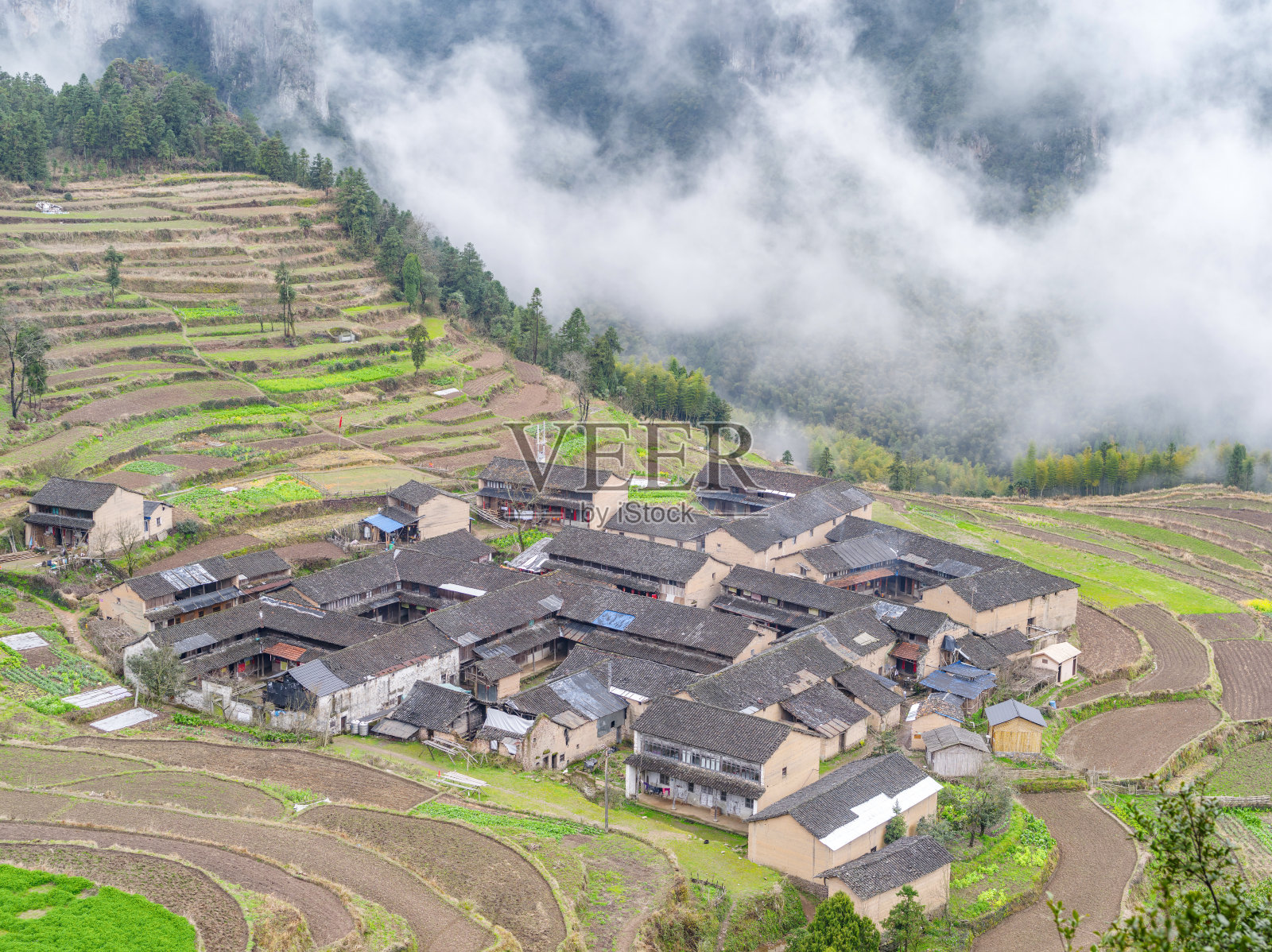 鸟瞰图一个美丽的村庄在山区，仙居，浙江省，中国。照片摄影图片
