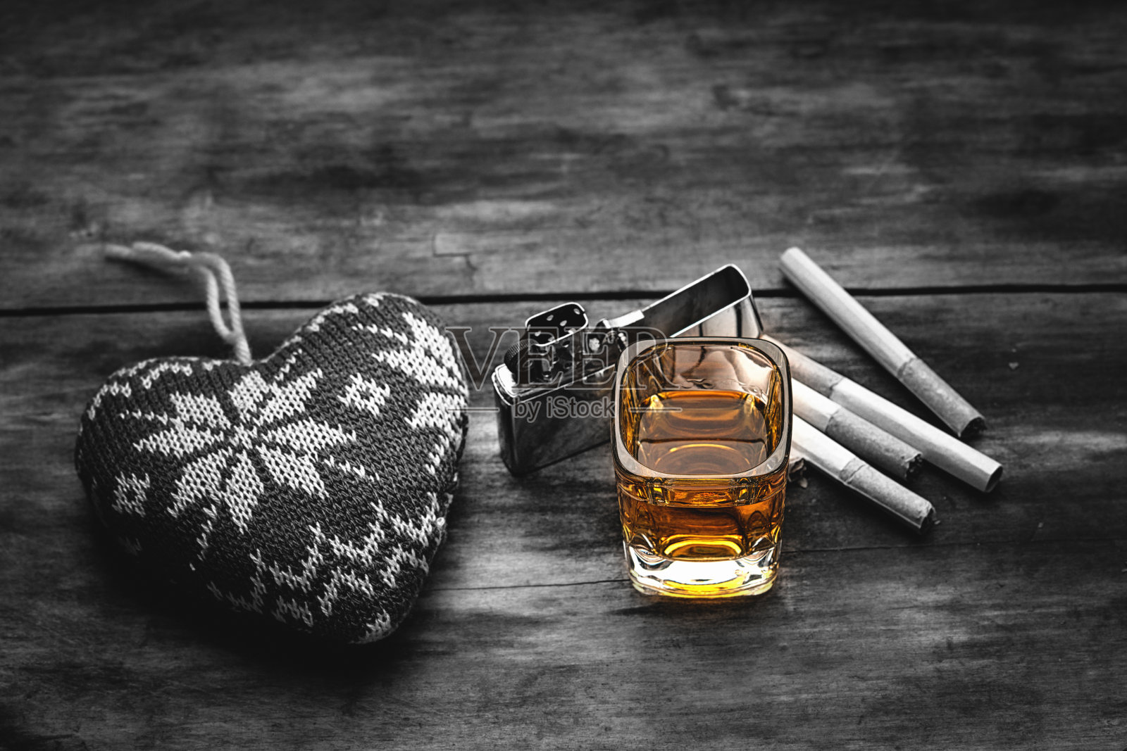 龙舌兰烈酒，打火机，心形和香烟照片摄影图片