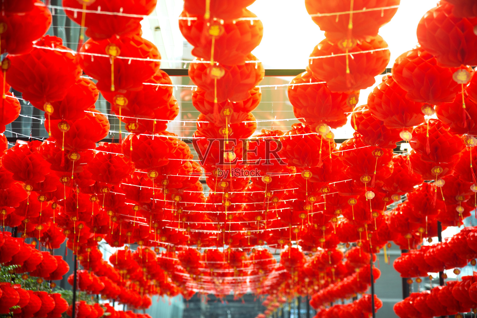 中国新年庆祝活动中悬挂的红色装饰灯。照片摄影图片