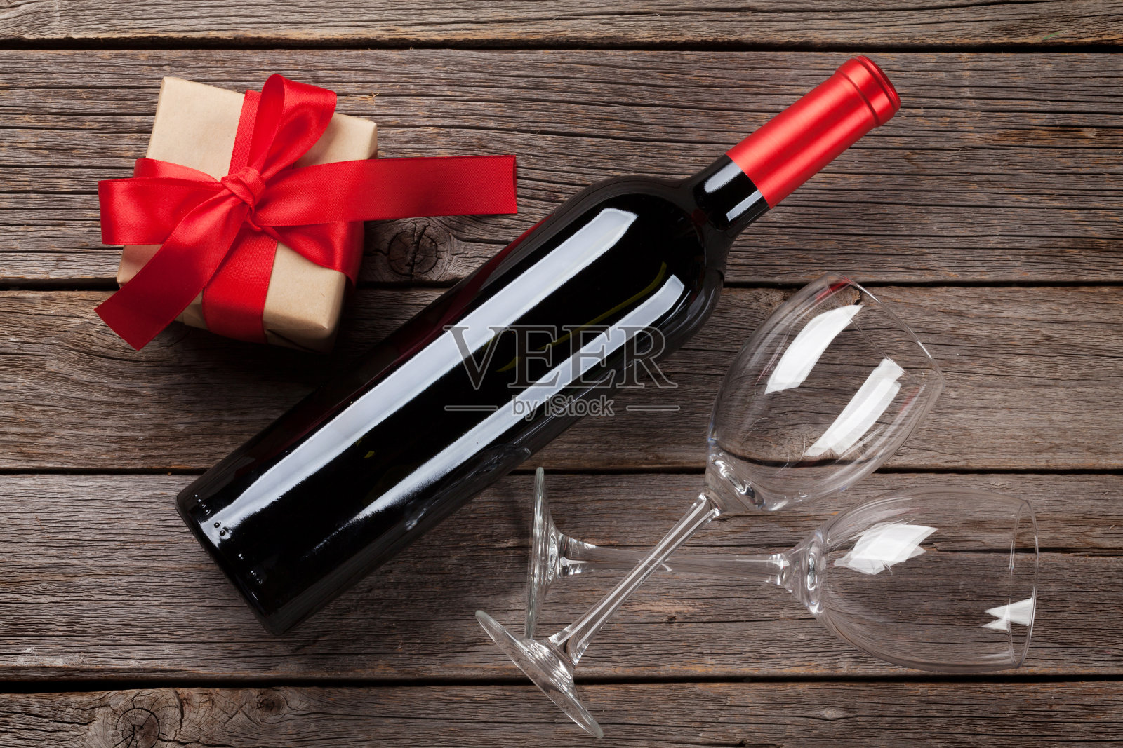 红酒瓶和礼品盒照片摄影图片